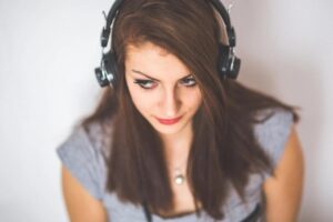 音楽を聴く少女の写真