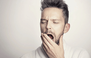 あくびをしている男性の写真