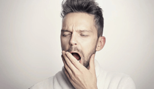 あくびをする男性の画像